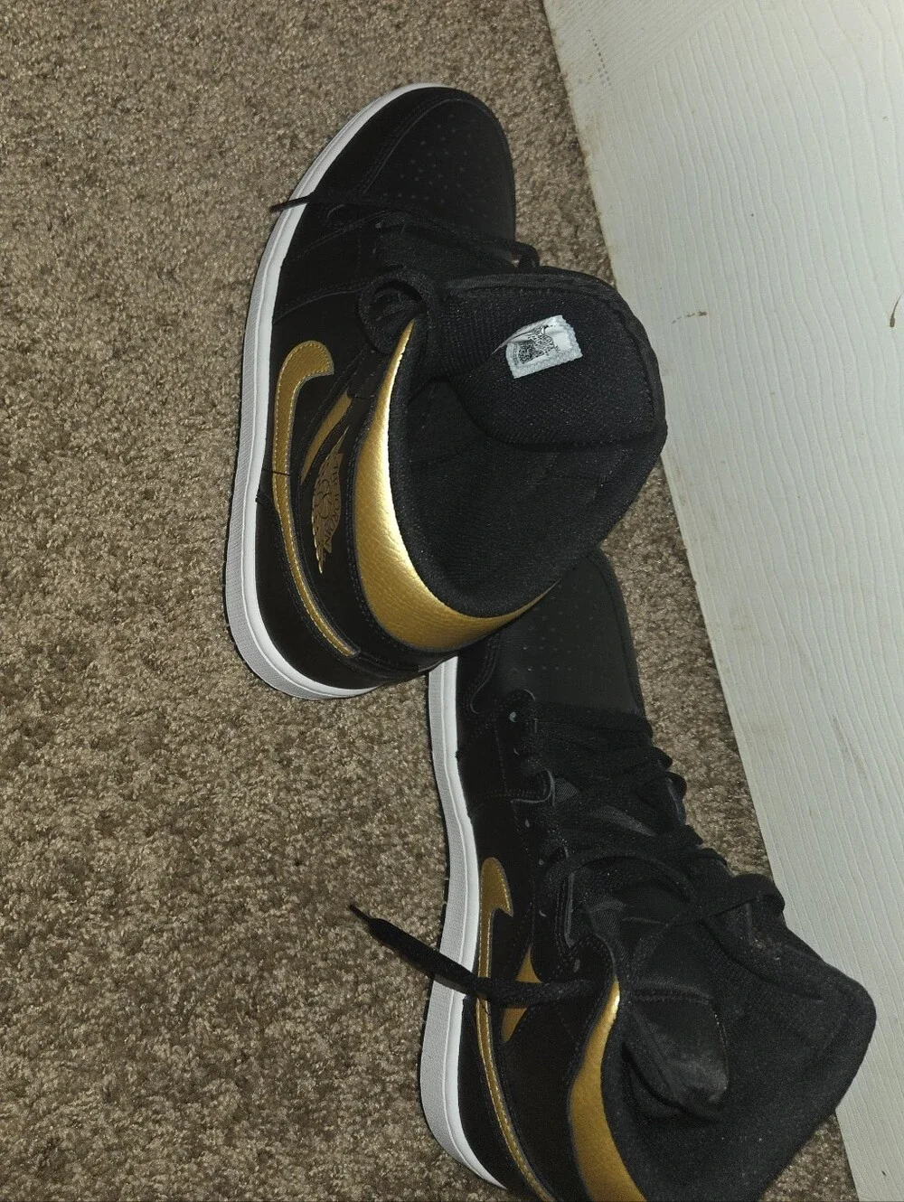 New Nike Air Jordan 1 Mid Size 9 Men Style DQ8426-071 Black White Mettalic Gold